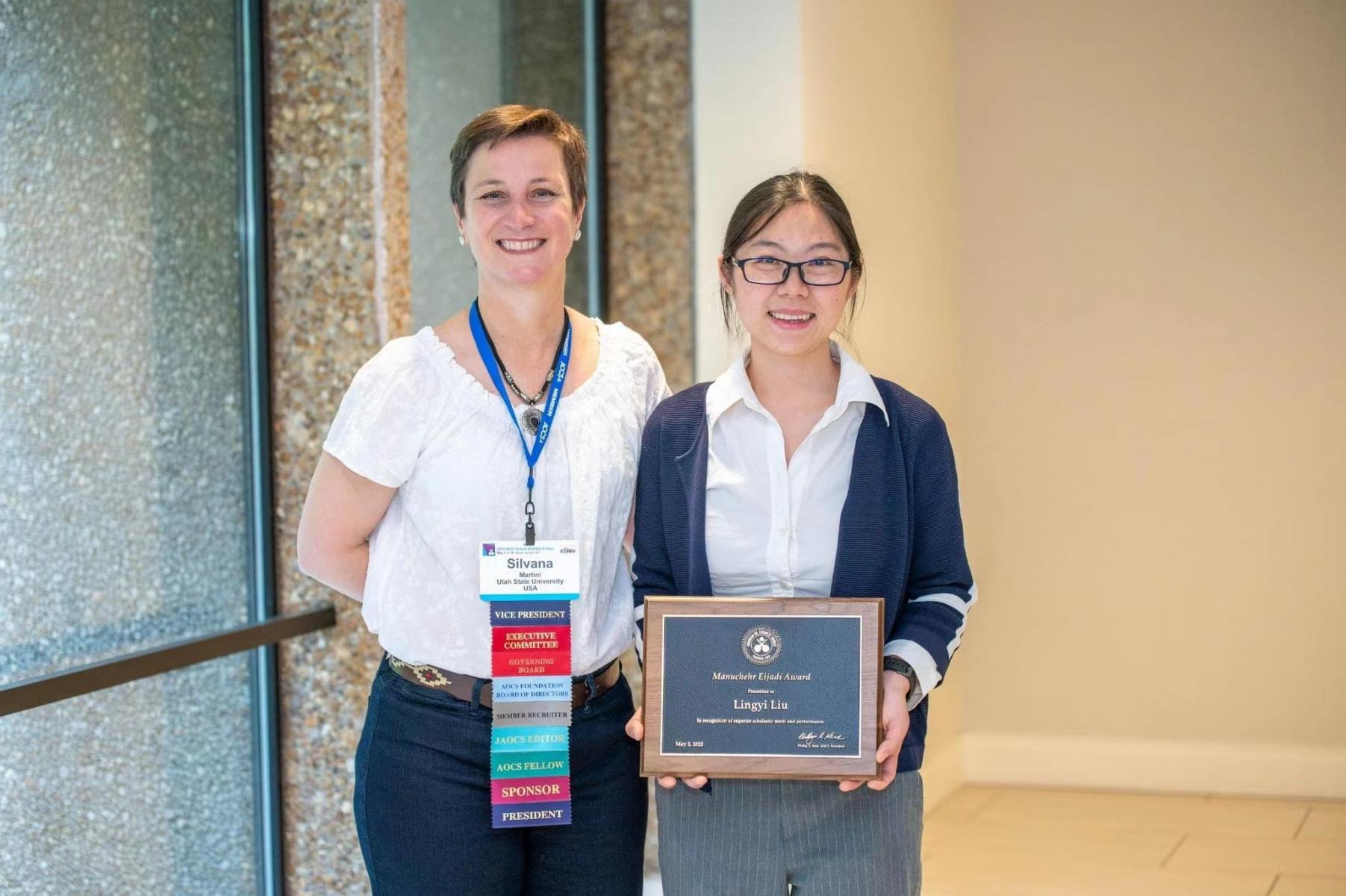 Lingyi holding her AOCS Award with Dr. Silvana Martini at 2022 AOCS Conference