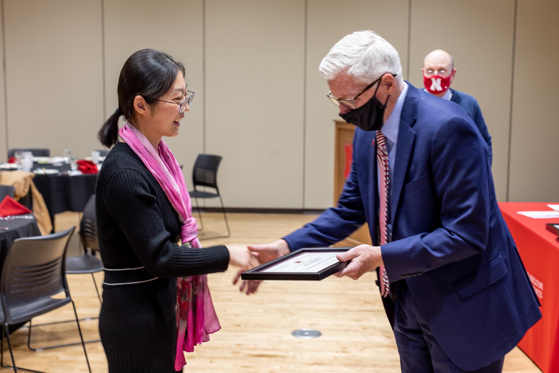 Lingyi receiving her 2021 Skala Fellowship certificate from Dr. Archie Clutter, Dean of UNL's Agricultural Research Division