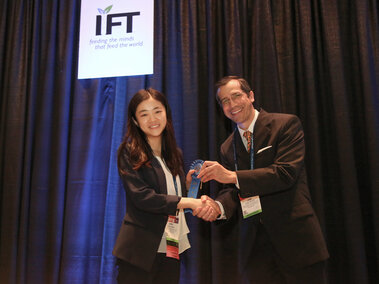 Jessica while receiving the 1st place at IFT18 Student Research Paper Oral Competition.