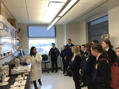 Lingyi demonstrating the 3D printer to high school FFA students