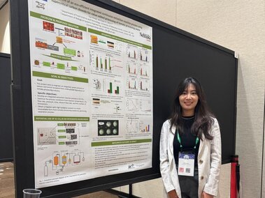 Yue presenting her poster at CoFE24  in Seattle, WA.