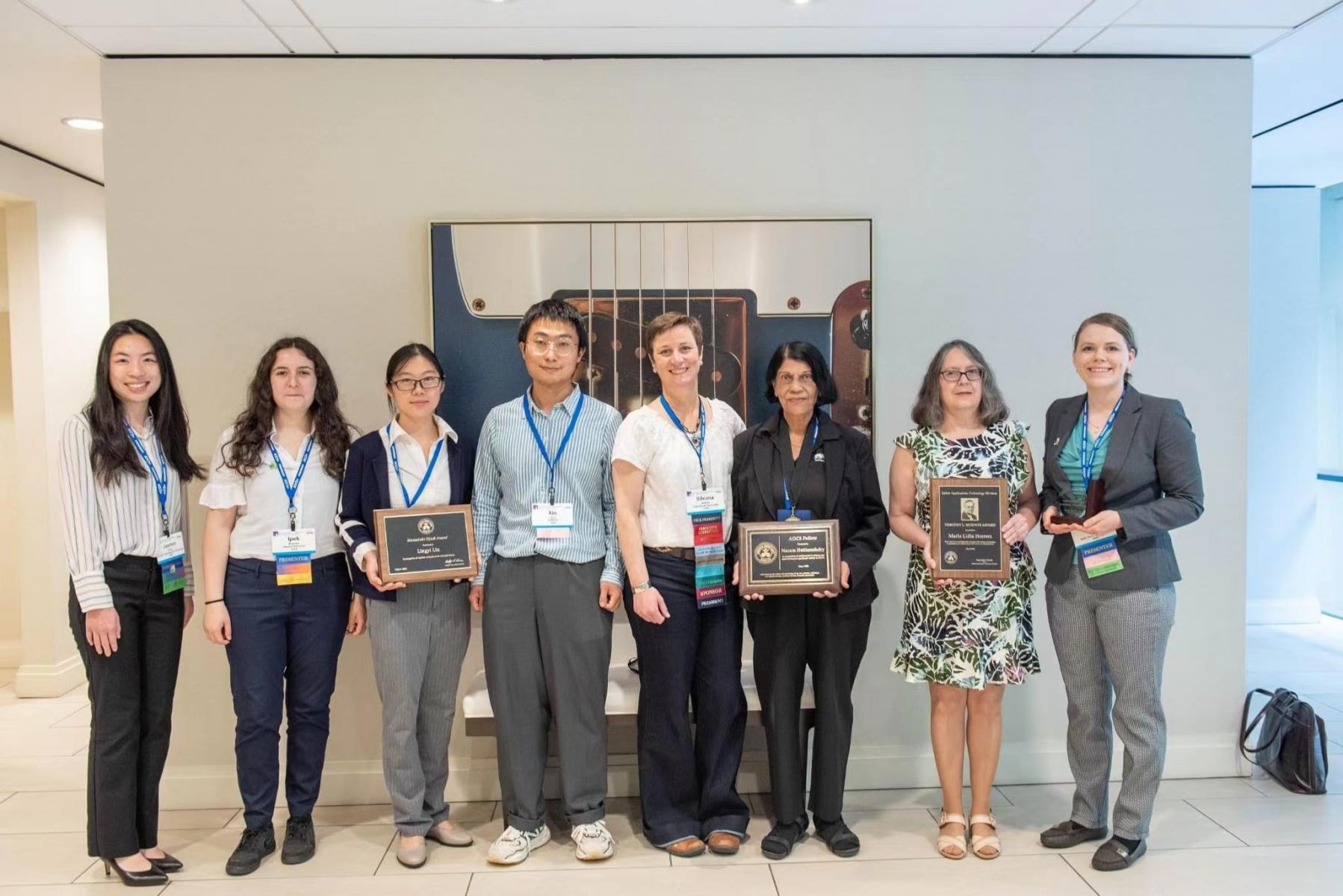 Lingyi holding her AOCS Award with Dr. Silvana Martini and other award winners at 2022 AOCS Conference